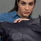 Bolso de hombro para mujer de piel con bandolera extensible azul marino Mara