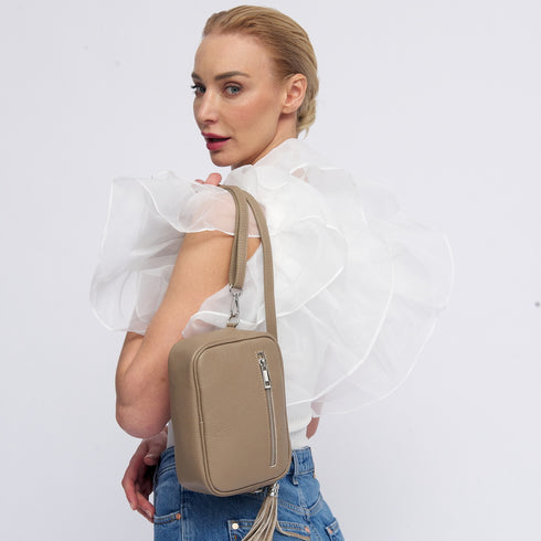Bolso de Piel bandolera cuadrado khaki con pompón de mujer Cristin