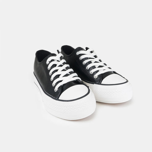 Zapatilla con cordones de PU negro Corina